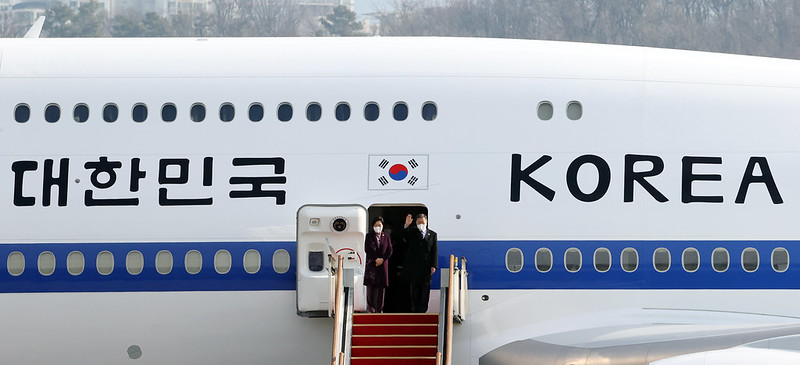 Präsident Moon Jae-in (rechts) und First Lady Kim Jung-sook verabschiedeten sich am 15. Januar, bevor sie das Präsidentenflugzeug auf der Seoul Air Base in Seongnam, Provinz Gyeonggi-do, bestiegen. Sie flogen mit einer neuen Boeing 747-8i in die Vereinigten Arabischen Emirate, nach Saudi-Arabien und Ägypten. ⓒ Jeon Han/Korea.net
