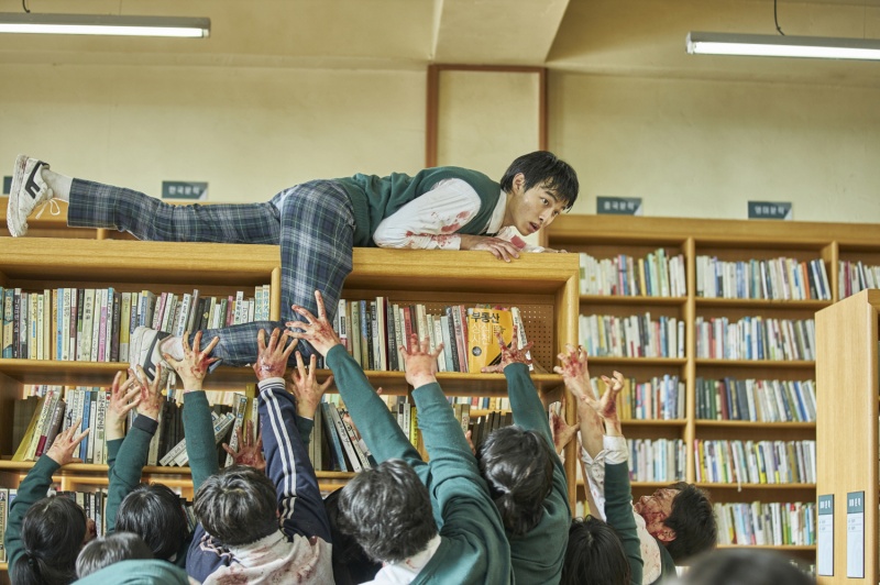 Unter den 25 koreanischsprachigen Netflix-Inhalte für 2022 wird die dystopische Zombieserie „All Of Us Are Dead“ die erste sein, die am 28. Januar ihre weltweite Premiere feiern wird. Die Show ist eine Adaption des seit langem beliebten Webtoons „Now at Our School“. spielt in einer Highschool, in der ein Zombievirus ausbricht.