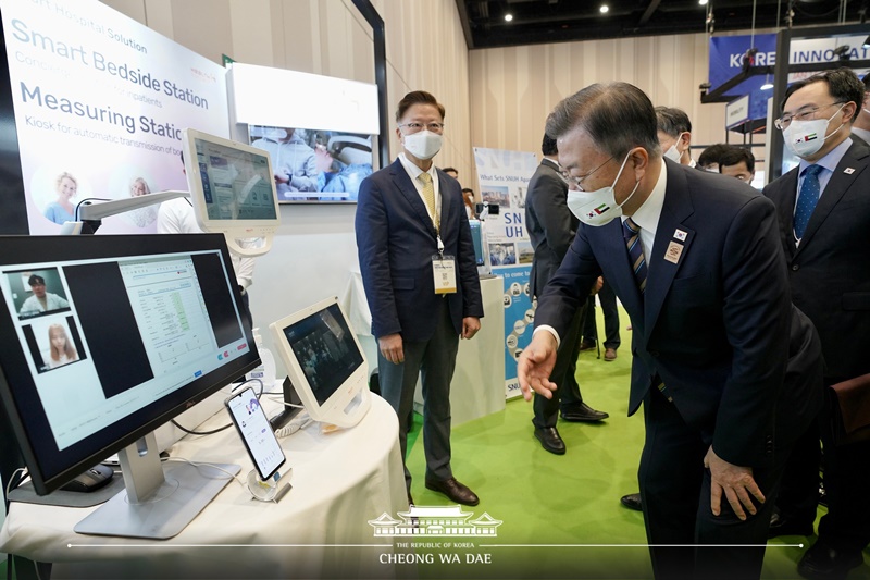 Präsident Moon Jae-in nahm an der „Korea Innovation Fair 2022 in Dubai“ teil, die am 17. Januar 2022 (Ortszeit) im Dubai Exhibition Centre stattfand, um südkoreanische Unternehmen zu ermutigen, und forderte auch Aktivitäten, um die Busan Expo 2030 auszurichten. An dieser Veranstaltung, die anlässlich des „Tages von Korea“ stattfand, nahmen 48 koreanische kleine und mittlere Unternehmen (KMU) und Startups, Samsung Electronics sowie Hyundai und Kia Motors teil. Ungefähr 300 ausländische Unternehmen aus den Gebieten in der Nähe von Dubai, einschließlich des Nahen Ostens, Südwestasiens und Zentralasiens, besuchten die Messe.