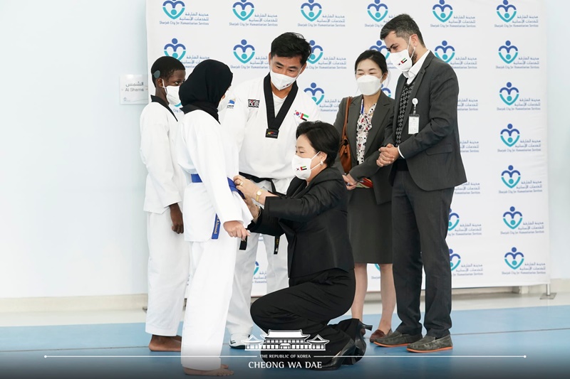 Südkoreas First Lady Kim besuchte am 17. Januar 2022 (Ortszeit) die Stadt Sharjah für humanitäre Dienste (Sharjah City for Humanitarian Services, SCHS) und traf Schüler, die an einem Taekwondo-Kurs für Gehörlose und Schwerhörige teilnahmen. „Es liegt in der Verantwortung unserer Gesellschaft und der Nation, Chance für Kinder mit Behinderungen zu schaffen, durch Bildung in die Gesellschaft einzutreten“, sagte Kim.
