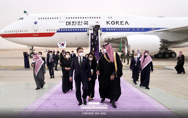 Präsident Moon Jae-in und First Lady Kim Jung-sook trafen am 18. Januar 2022 (Ortszeit) am Flughafen Riad (King Khalid International Airport) in Saudi-Arabiens Hauptstadt Riad ein. De-Facto-Herrscher Saudi-Arabiens, Kronprinz Mohammed bin Salman, traf den Präsidenten persönlich am Flughafen und begrüßte Moon und seine Frau.