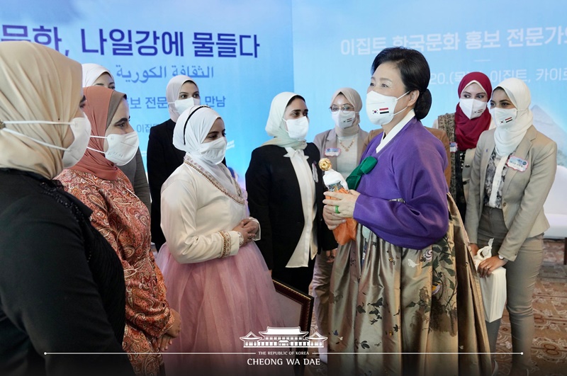 First Lady Kim Jung-sook spricht am 20. Januar 2022 (Ortszeit) bei einem Treffen mit Korea.net-Ehrenberichterstattern aus Ägypten und K-Influencern im Hotel St. Regis Cairo in der ägyptischen Hauptstadt. Bei dem Treffen unter dem Titel ‚K-Kultur, gefärbt mit dem Fluss Nil‘ bezeichnete die First Lady die Korea.net-Ehrenberichterstattern aus Ägypten sowie K-Influencern als „Hauptakteure des Hypes um die koreanische Kultur“.