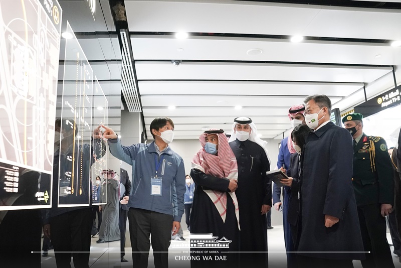 Der südkoreanische Präsident Moon Jae-in besucht am 19. Januar 2022 (Ortszeit) eine U-Bahn-Baustelle in Riad, die vom südkoreanischen Bauunternehmen Samsung C&T Corp. in Riad gebaut wird. Präsident Moon sagte: „Als ein wichtiger Kooperationspartner der saudi-arabischen Entwicklungsplanung (Vision 2030) wird Korea die bilaterale Zusammenarbeit immens stärken“, fügte er hinzu. „Die koreanische Regierung wird Unternehmen aktiv unterstützen, damit mehr von ihnen nach Saudi-Arabien und in den Nahen Osten vorstoßen können.“
