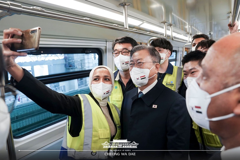 Präsident Moon Jae-in besuchte am 21. Januar den Bahnhof Adly Mansour der U-Bahn-Linie 3 in Kairo und hielt ein Treffen mit den Arbeitern der Hyundai Rotem Co. ab. Dies ist der Lieferstandort für 256 Fahrzeuge von Kairoer U-Bahnlinie 3, die Hyundai Rotem 2017 das Übersee-Bauprojekt gewann, und ist die größte Basis für mittlere und leichte Wartungsfahrzeuge im Nahen Osten und in Afrika. Präsident Moon sagte, dass er in einen Zug stieg, den die Arbeiter auf seinem Weg zur Baustelle bauten, es war sowohl innen als auch außen sehr schick und schön.