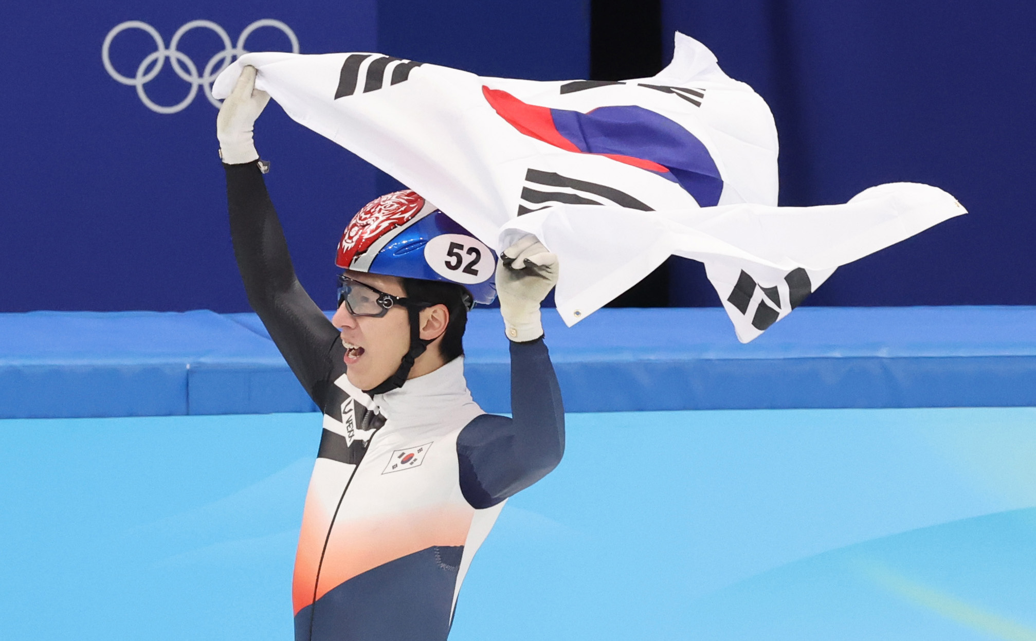 Hwang Dae-heon aus Südkorea feiert am 9. Februar 2022 nach dem Gewinn der Finallauf über 1.500 Meter bei den Olympischen Winterspielen im Hauptstadt-Hallenstadion in Peking. 