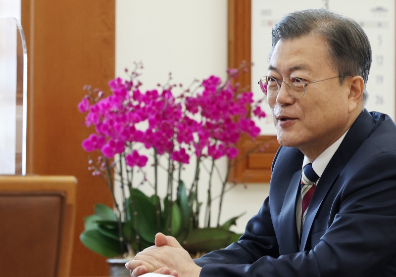Präsident Moon Jae-in posiert für ein Foto, nachdem er an einem schriftlichen Interview mit der Nachrichtenagentur Yonhap und sieben anderen Nachrichtendiensten aus der ganzen Welt im Blauen Haus in Seoul teilgenommen hat. ⓒ Yonhap News