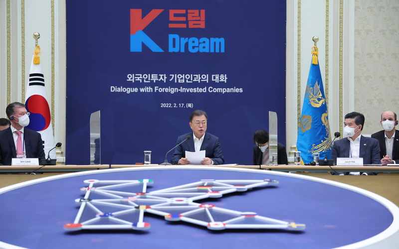 Präsident Moon Jae-in spricht am 17. Februar 2022 im Cheong Wa Dae beim Treffen mit den Leitern von ausländisch investierten Firmen und ausländischen Handelskammern in Korea. ⓒ Yonhap News