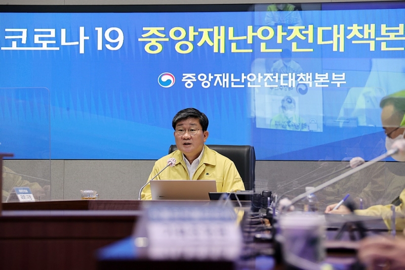 Der südkoreanische Innenminister Jeon Hae-Cheol leitet am 28. Februar 2022 ein behördenübergreifende virtuelle COVID-19-Reaktionstreffen im Regierungskomplex in Seoul. ⓒ Ministerium für Inneres und Sicherheit