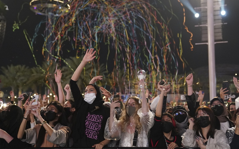 Laut dem Bericht von der Korea Foundation (KF) hat die Zahl der Hallyu-Fans weltweit Ende letzten Jahres 156,6 Millionen in 116 Ländern erreicht. Abgebildet sind Fans am 16. Januar, die bei einem K-Pop-Konzert im Jubilee Park der Dubai Expo in den Vereinigten Arabischen Emiraten jubeln. ⓒ Yonhap News