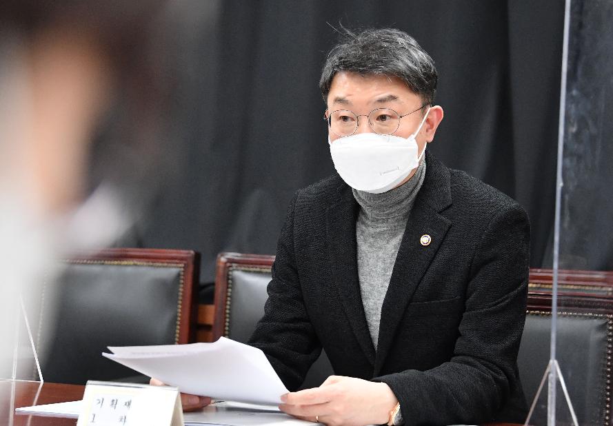 Der erste stellvertretende Wirtschaftsminister Lee Eog-weon leitet am 6. März ein Treffen als Reaktion auf die Ukraine-Krise in Seoul. ⓒ Ministerium für Wirtschaft und Finanzen 
