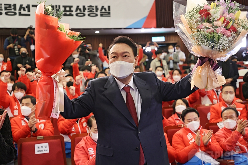 Der gewählte Präsident Yoon Suk Yeol posiert für Fotos, nachdem er am 10. März 2022 im Raum seiner Partei in der Nationalversammlung in Seoul Blumen erhalten hat. ⓒ Partei Macht des Volks (PPP)