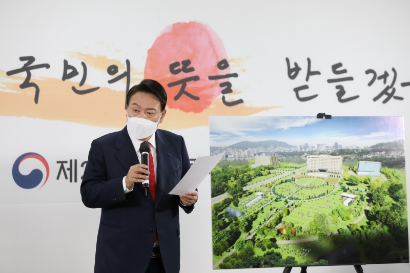Der gewählte Präsident Yoon Suk Yeol zeigt am 20. März 2022 eine künstlerische Darstellung des neuen Präsidentenamtes während einer Pressekonferenz im Büro seines Übergangsausschusses des Präsidenten in Samcheong-dong, Bezirk Jongno, Seoul.