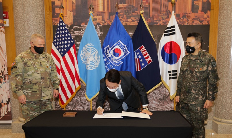„Pyeongtaek symbolisiert unsere robuste Allianz zwischen Republik Korea und der USA“, schrieb Yoon in ein Gästebuch während seines Besuchs in Camp Humphreys, einem Stützpunkt der US-Armee in Pyeongtaek.