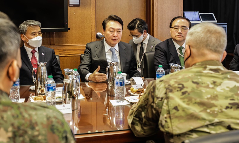 Der gewählte Präsident Yoon Suk Yeol (Mitte) erörterte regionale Sicherheitsfragen mit dem USFK-Kommandeur sowie Befehlshaber des Combined Forces Command (CFC) Paul Joseph LaCamera und dem stellvertretenden CFC-Kommandanten General Kim Seung-kyum.