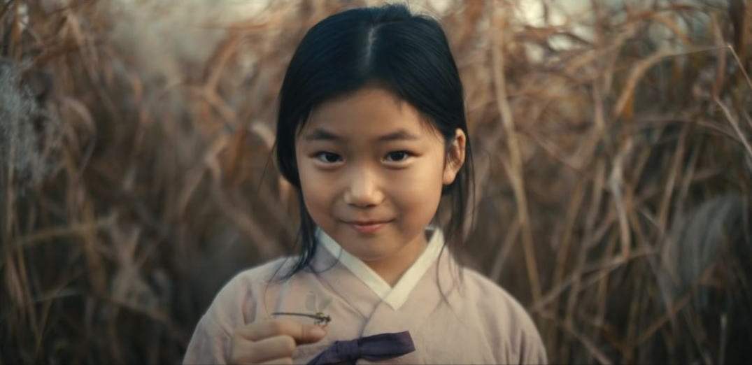 Die koreanische Einwanderin Sunja als Kind aus der Apple TV+ Serie „Pachinko“ trägt Hanbok. ⓒ YouTube-Kanal von Apple TV+