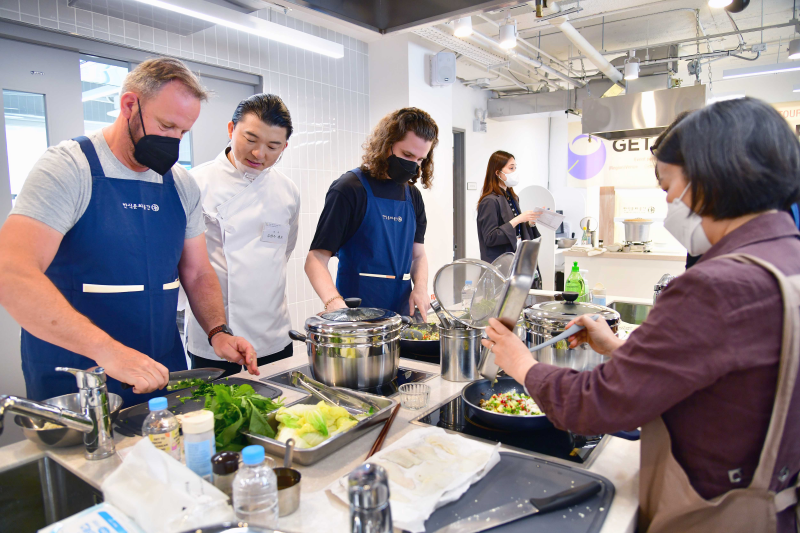 Bei der ersten Veranstaltung, die am 16. Mai im Hansik Space E:eum im Bukchon-Viertel von Seoul stattfand, demonstrierte Küchenchef Yoo Hyun-soo den Prozess der Herstellung von fermentierter Sojabohnenpaste, und Ausländische Teilnehmer versuchten sich auch im Kochen mit der Sauce.
