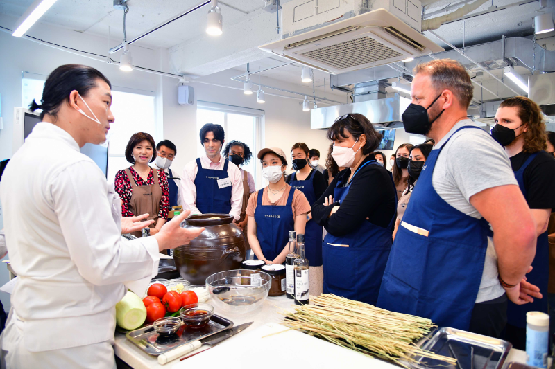  Bei der ersten Veranstaltung, die am 16. Mai im Hansik Space E:eum im Bukchon-Viertel von Seoul stattfand, demonstrierte Küchenchef Yoo Hyun-soo den Prozess der Herstellung von fermentierter Sojabohnenpaste, und Ausländer versuchten sich auch im Kochen mit der Sauce.