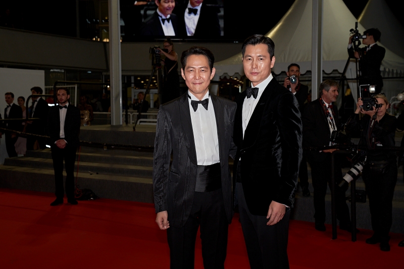 Film „Hunt“ ist das Regiedebüt des bisher als Schauspieler bekannten und verehrten Lee Jung-jae. Abgebildet sind Lee Jung-jae (links) und der Schauspieler Jung Woo-sung im Grand Theatre Lumiere, dem Hauptvorführort der Filmfestspiele von Cannes. ⓒ Megabox Plus M