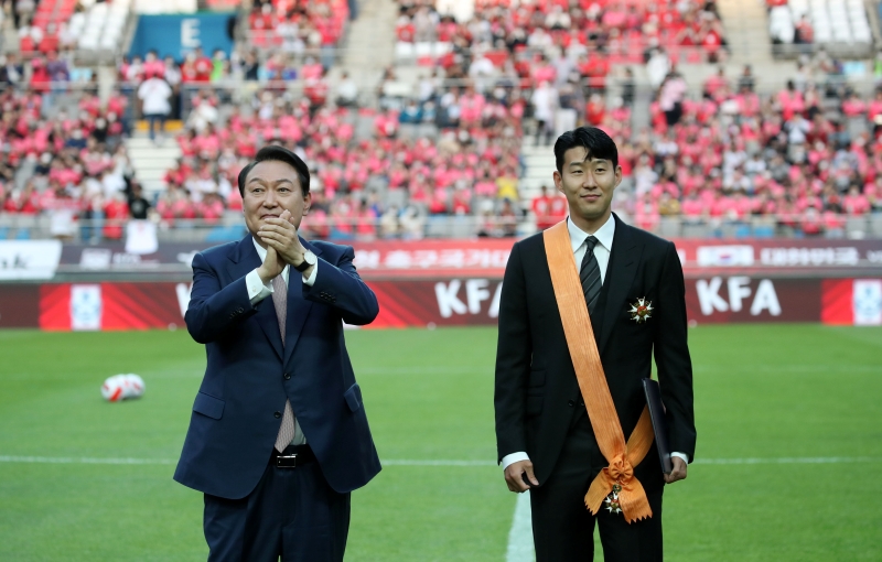Präsident Yoon Suk Yeol überreicht Son Heung-min am 2. Juni 2022 die Cheongnyong-Medaille, Koreas höchste sportliche Auszeichnung, im Seoul World Cup Stadium. 