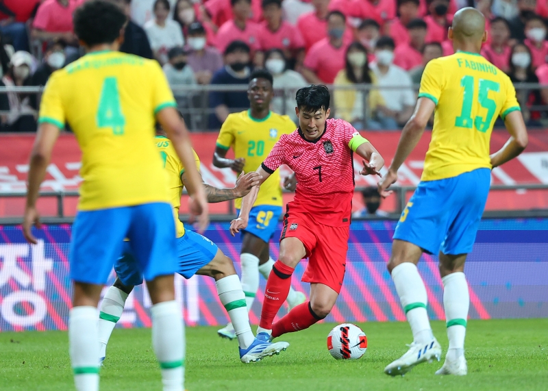 Der südkoreanische Fußballspieler Son Heung-min versucht am 2. Juni 2022 beim Freundschaftsspiel der Länder im Seoul World Cup Stadium in Seoul an Fußballspieler aus Brasilien vorbei zu dribbeln. 