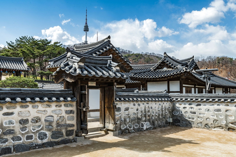 Die Stadtregierung Seoul hat dieses Jahr das Programm „ Namsangol Art Lab“ ins Leben gerufen, in dem aufstrebende lokale Künstler gemeinsam verschiedene Ideen präsentieren, die Traditionen und Hanok-Architektur einbeziehen. ⓒ Namsangol Hanok Village