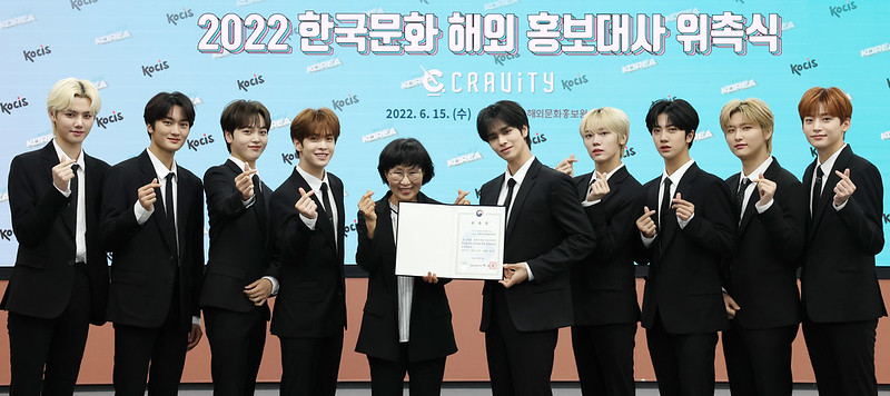 Die K-Pop-Boyband CRAVITY wird zu PR-Botschaftern für den koreanischen Kultur- und Informationsdienst erannt. Von links: Minhee, Taeyoung, Hyeongjun, Allen, KOCIS-Directorin Park Myeongsun, Serim, Seongmin, Wonjin, Woobin und Jungmo. ⓒ Jeon Han/Korea.net
