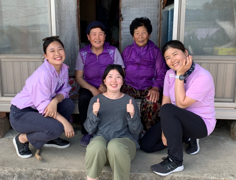 Korea.net-Mitarbeiterinnen gehen auch in lila Kleidung auf der Purple Insel in Sinan. Das Gäste-Ticket kostet 5.000 Won. Wer ein lila Outfit trägt, muss nichts bezahlen. ⓒ Joung Haseung/Korea.net