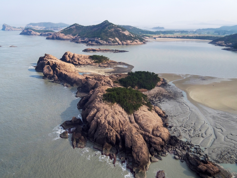 Der Blick auf den Strand Gomak und die Insel Naepojeondo in Goseo-ri in der Gemeinde Bigeum-myeon, Landkreis Sinan-gun. ⓒ Landkreis Sinan-gun