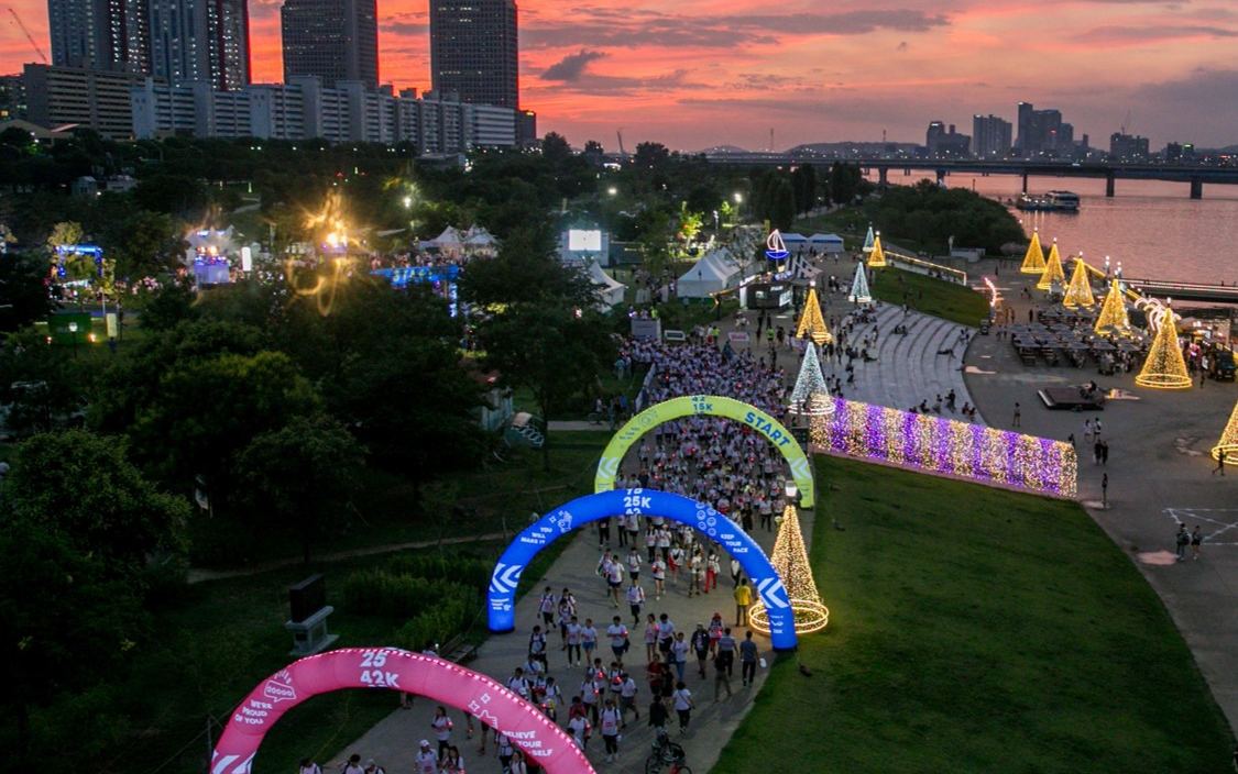  „Hangang Night Walk 42K“ findet am 30. Juli 2022 statt, bei dem die Teilnehmer zwei Tage lang ohne Schlaf rund um den Fluss spazieren gehen und dabei die Aussicht bei Nacht und Morgengrauen genießen können.