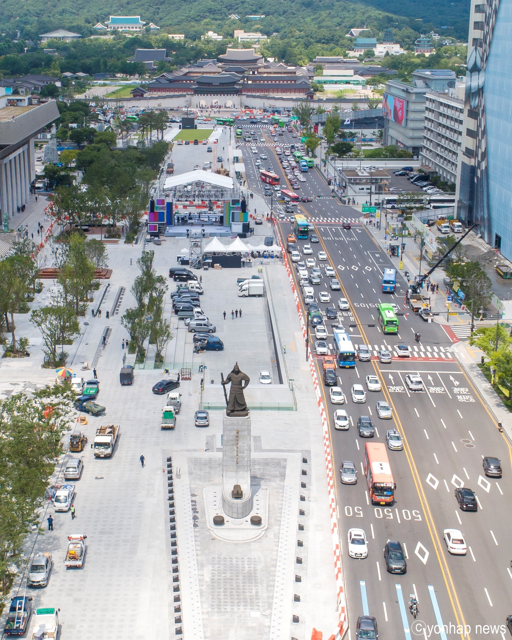 Im neuen Gwanghwamun-Platz wurde die westliche Fahrbahn beseitigt, dadurch der Gehweg und die Grünfläche noch größer geworden sind. ⓒ Yonhap News