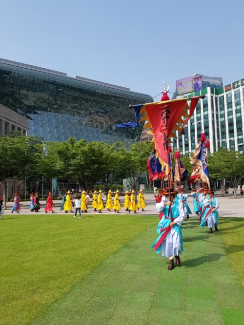 Vom 9. bis 14. August am Abend findet eine zeremonielle Wachablösung der königlichen Garde rund um den Deoksugung-Palast und das Sungnyemun-Tor statt. 