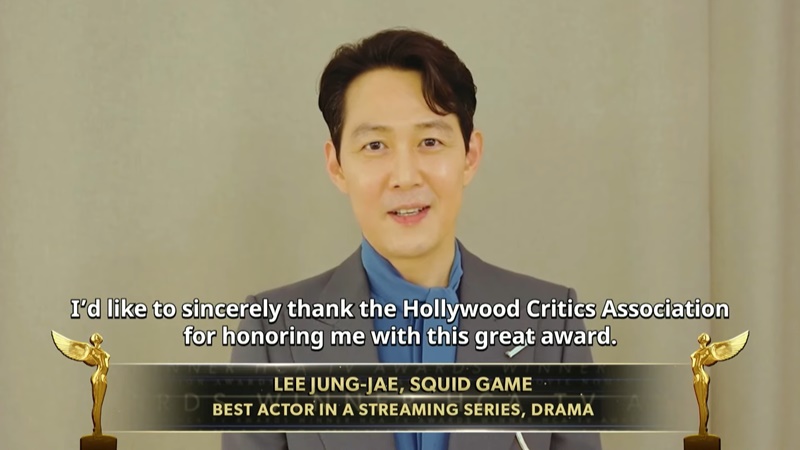Der Hauptdarsteller von „Squid Game“, Lee Jung-jae, wurde als bester Schauspieler in einer Streaming-Dramaserie bei den diesjährigen TV Awards der Hollywood Critics Association (HCA) ausgezeichnet. ⓒ YouTube-Kanal von HCA 