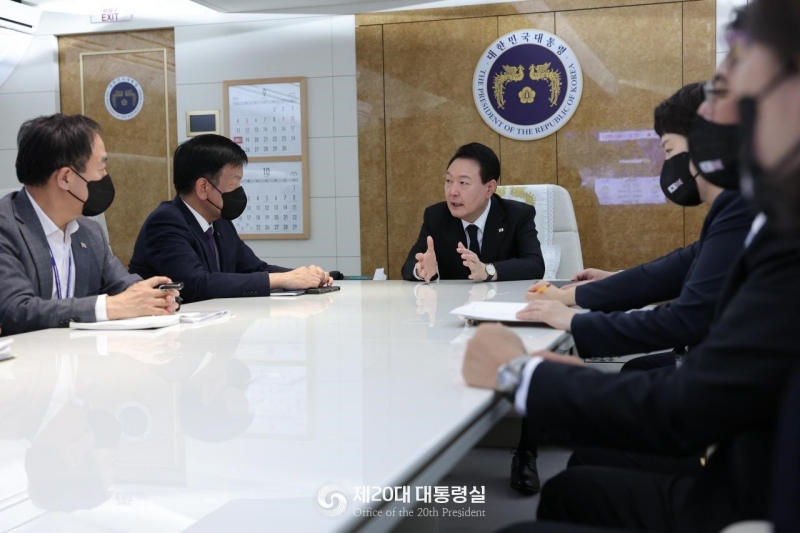 Südkoreas Präsident Yoon Suk Yeol bricht am 18. September 2022 auf der Seoul Air Base zu einer siebentägigen Drei-Nationen-Reise nach London auf. 