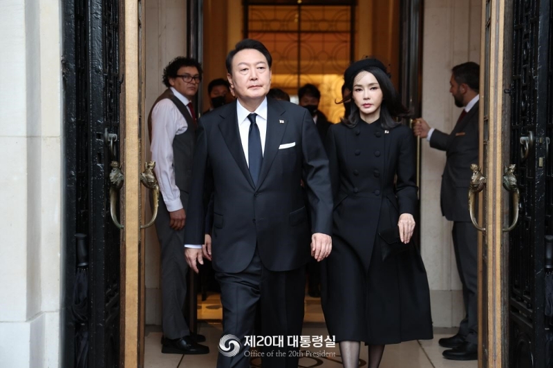 Der südkoreanische Präsident Yoon Suk Yeol und First Lady Kim Keon Hee verlassen am 19. September 2022 ein Londoner Hotel, um am Staatsbegräbnis von Königin Elizabeth II. teilzunehmen. 