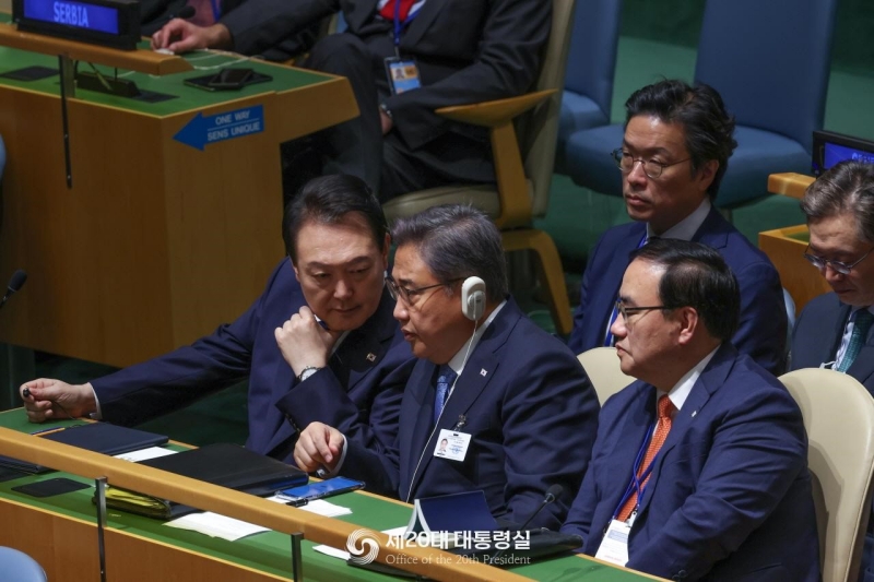 Präsident Yoon (links) nimmt zusammen mit Außenminister Park Jin (Mitte) und dem Nationalen Sicherheitsberater Kim Sung-han am 20. September 2022 an der UN-Generalversammlung im Hauptquartier der Vereinten Nationen in New York teil Yoon forderte die UN-Mitgliedsländer auf, zusammenzustehen, um Freiheit und Frieden zu verteidigen, und sagte, Südkorea werde seine Beiträge zur Lösung globaler Probleme und Probleme verstärken.