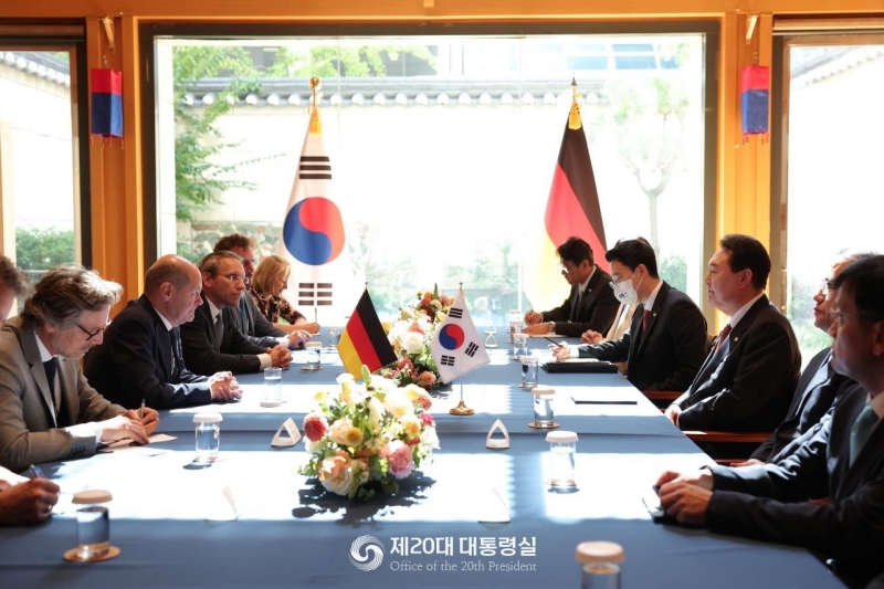 Der südkoreanische Präsident Yoon (links) posiert für ein Foto mit UN-Generalsekretär Antonio Guterres vor ihren Gesprächen im Hauptquartier der Vereinten Nationen in New York am 20. September 2022. Die beiden trafen sich am Rande der UN-Generalversammlung und sprachen 25 Minuten lang über Nordkorea, die Zusammenarbeit zwischen Südkorea und den Vereinten Nationen und über Themen, die während Yoons Ansprache vor der Versammlung früher am Tag angesprochen wurden. 