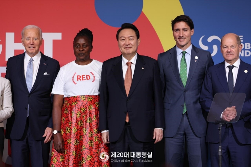 Präsident Yoon und der deutsche Bundeskanzler Olaf Scholz halten am 21. September 2022 (Ortszeit) ihr erstes Gipfeltreffen am Rande der UN-Generalversammlung in New York ab und bewerteten, wie die Länder ihre freundschaftlichen und kooperativen Beziehungen in verschiedenen Sektoren als Schlüsselpartner entwickelt haben, die universelle Werte wie Freiheit, Menschenrechte und Rechtsstaatlichkeit teilen. Insbesondere haben sie sich darauf geeinigt, vor dem 140. Jubiläum des Beginns des Austauschs zwischen Südkorea und Deutschland im nächsten Jahr an der weiteren Vertiefung und Entwicklung der bilateralen Beziehungen durch vielfältigen Austausch auf allen Ebenen, einschließlich auf Führungsebene, zu arbeiten.