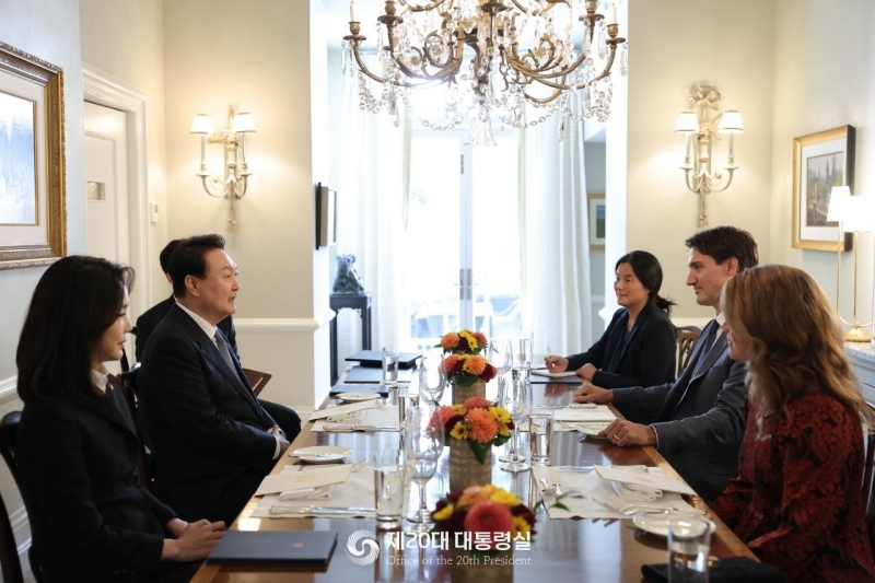 ▲ Der kanadische Premierminister Justin Trudeau und seine Frau, Sophie Trudeau, haben Präsident Yoon und seine Frau Kim am 22. September 2022 zum Mittagessen am 7 Rideau Gate, dem offiziellen staatlichen Gästehaus der kanadischen Regierung, eingeladen. Yoons Besuch findet im Vorfeld des 60. Jubiläum der Aufnahme bilateraler diplomatischer Beziehungen im nächsten Jahr statt.