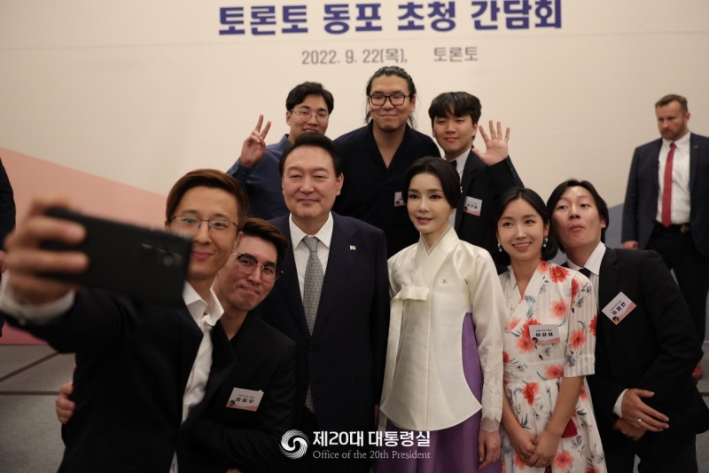 Am 22. September 2022 nehmen der Präsident Yoon und seine Frau Kim an dem Treffen der Landsleute in Toronto teil. Er sagte, dass die Landsleute als Mitglieder der kanadischen Gesellschaft aktiv zur Entwicklung der Gesellschaft beigetragen haben, und versprach, die notwendige Unterstützung zu leisten, damit sie mit Stolz in ihrem Heimatland leben können.
