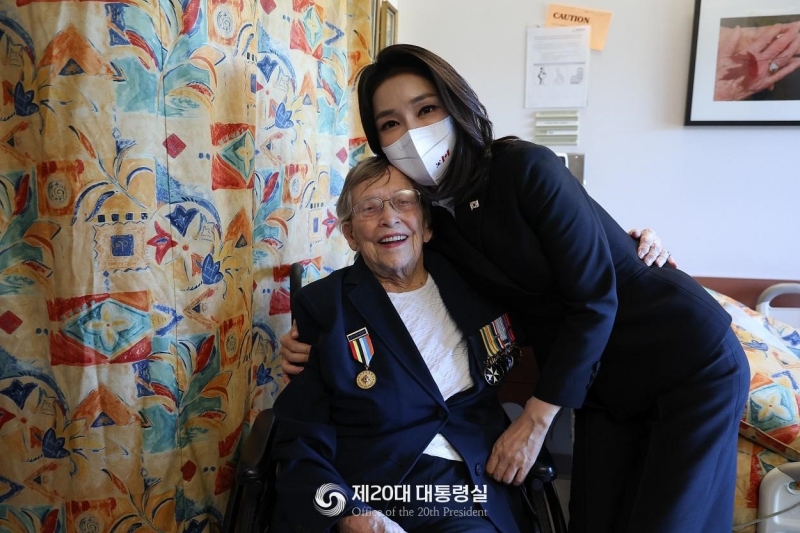 Die Frau von Präsident Yoon, Kim Keon Hee, besucht am 23. September 2022 (Ortszeit) das Veteranenkrankenhaus in Ottawa, Kanada, und machte ein Erinnerungsfoto mit Jesse Chenevert, einem Krankenpflegeoffizierin, die währernd des Koreakrieges Südkorea geholfen hat. First Lady sagte: „Ich bin hierher gekommen, um Ihnen meine Dankbarkeit auszudrücken. Bitte bleiben Sie gesund und besuchen Sie ihrgendwann Korea, das Land, das Sie geschützt haben.“