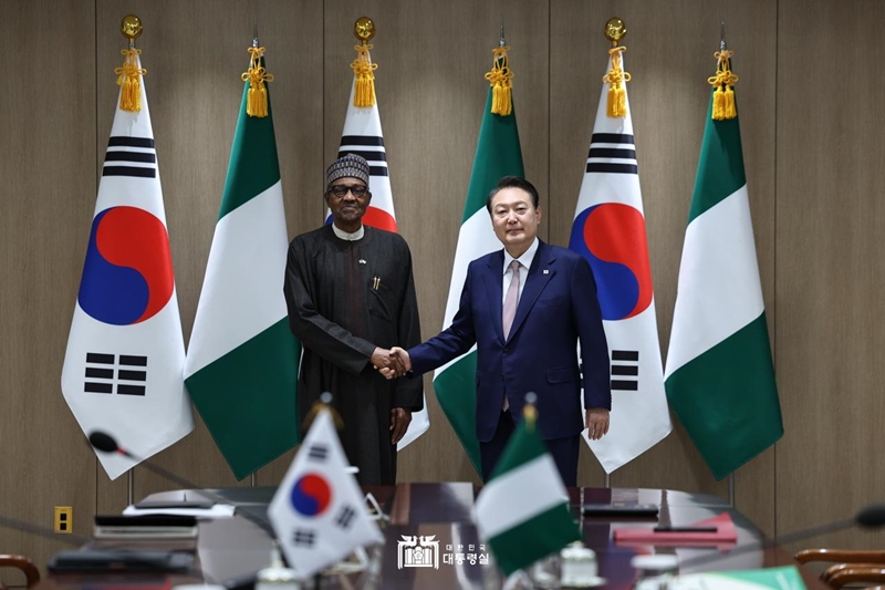 Südkoreas Präsident Yoon Suk Yeol (rechts) und Nigerias Präsident Muhammadu Buhari posieren am 26. Oktober 2022 vor ihrem Gipfeltreffen für ein Erinnerungsfoto. ⓒ Präsidialamt des 20. Präsidenten Koreas 