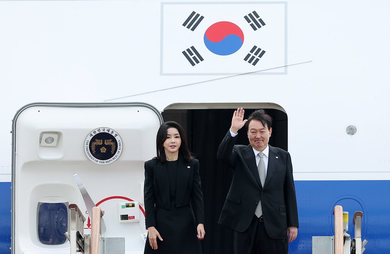 Vom 11. bis 16. November 2022 besucht Präsident Yoon Suk Yeol Kambodscha und Indonesien, um an ASEAN- und G20-Gipfel teilzunehmen. Abgebildet ist eine Momentaufnahme vom 18. September 2022, als er nach Großbritannien aufbrach. ⓒ Korea.net DB 