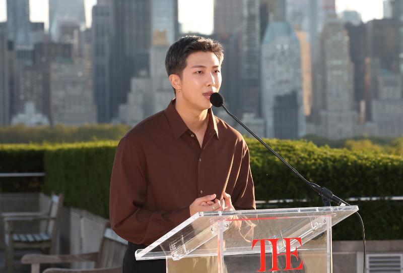RM von der K-Pop-Band BTS erhält von der Cultural Heritage Administration (CHA) eine Anerkennungsplakette für seinen Beitrag zur Erhaltung und Restaurierung von Kulturgütern aus Übersee. Abgebildet ist RM, der im September 2021 ein Grußwort im New York Metropolitan Museum hält. ⓒ Yonhap News