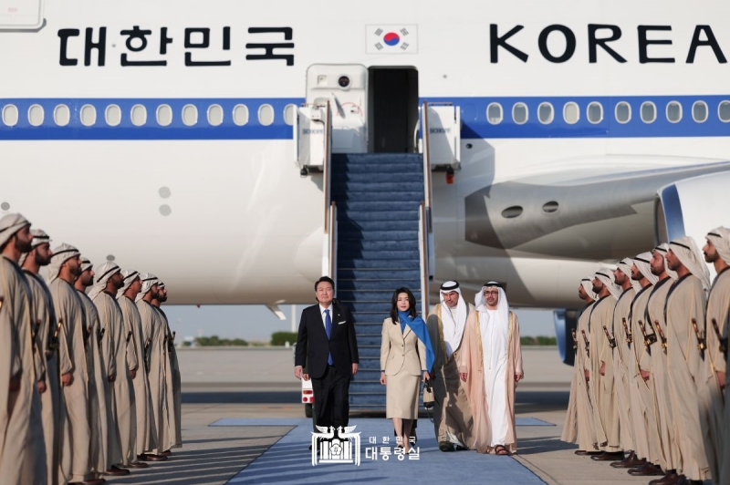 Am 14. Januar 2023 ist der Präsident Yoon Suk Yeol mit seiner Gattin Kim Keon Hee auf der Seoul Air Base in die Vereinigten Arabischen Emirate aufgebrochen. Yoon ist der erste Staatschef Südkoreas, der einen Staatsbesuch in den VAE abgestattet hat. Das Flugzeug des Präsidenten Yoon wurde von vier Kampfflugzeugen der Luftwaffe der VAE eskortiert, als er zu einem Staatsbesuch in den Luftraum der VAE eindrang. ⓒ Präsidialamt der Republik Korea 
