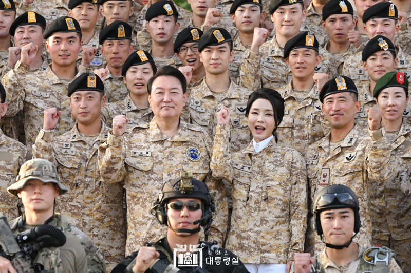 Präsident Yoon hat am 15. Januar (Ortszeit) die in den VAE stationierte koreanische Truppeneinheit Akh besucht. Yoon sagte, er sei sehr stolz auf die Akh-Einheit, die ihre starke Verteidigungskraft bewiesen habe. ⓒ Präsidialamt der Republik Korea 