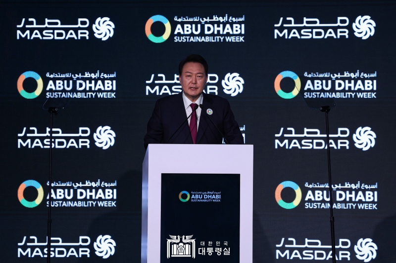 An der Veranstaltung der Nachhaltigkeitswoche in Abu Dhabi am 16. Januar (Ortszeit) hat der Präsident Yoon die Grundsatzrede gehalten, in dem er die Vision der koreanischen Regierung zur Klimaneutralität vorgestellt hat. ⓒ Präsidialamt der Republik Korea