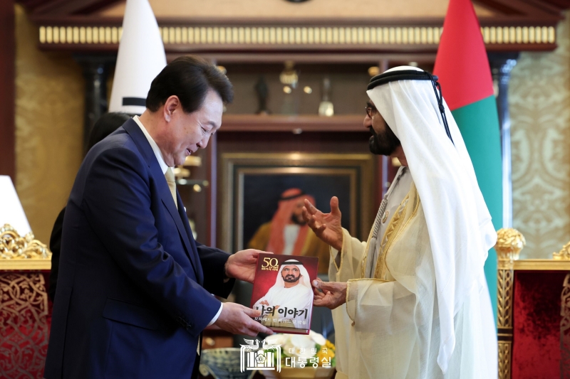 Präsident Yoon Suk Yeol hat am 17. Januar ein bilaterales Gespräch mit dem Herrscher des Emirats Dubai, Mohammed bin Rashid Al Maktoum, in Dubai abgehalten. Der Herrscher des Emirats Dubai äußerte die Hoffnung auf eine Stärkung der Zusammenarbeit mit Südkorea in verschiedenen Bereichen und sagte, Südkorea werde ein wichtiger Partner auf Dubais Weg, sein Ziel zu erreichen, eine der drei besten Städte der Welt zu werden bis 2033. ⓒ Präsidialamt der Republik Korea 