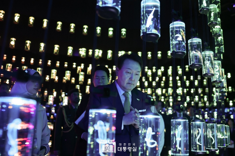 Präsident Yoon Suk Yeol ist am 17. Januar an das Dubai Future Forum teilgenommen und hat die Ausstellungshalle besichtigt. In seiner Rede des Forums hat er die Bedeutung der Wissenschaftstechnologie betont: „Je nachdem, wie wir Wissenschaft und Technologie entwickeln und nutzen, können Wissenschaft und Technologie unsere Zukunft komplett verändern. ⓒ Präsidialamt der Republik Korea