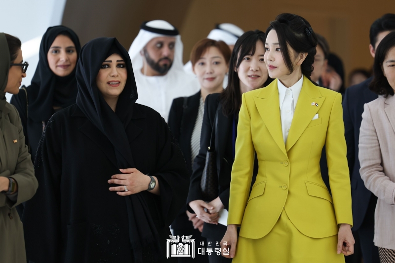 First Lady Kim Keon Hee hat sich mit einer Scheicha der Vereinigten Arabischen Emirate im Museum of the Future in Dubai getroffen und über den kulturellen Austausch zwischen den beiden Ländern gesprochen, während sie Präsident Yoon Suk Yeol zu einem Staatsbesuch in die VAE begleitete. ⓒ Präsidialamt der Republik Korea