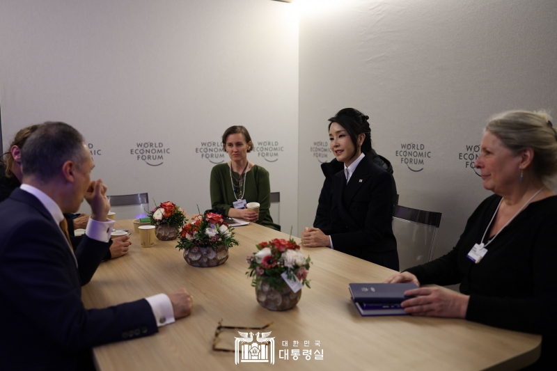 First Lady Kim Keon Hee hat sich am 18. Januar Kongresszentrum Davos mit den Künstlern aus der verschiedenen Bereichen getroffen. Während des Treffens hat sie die Bedeutung der Rolle von Künstlern hervorgehoben und ihre Hoffnung geäußert, irgendwann nach Südkorea einzuladen. ⓒ Präsidialamt der Republik Korea 
